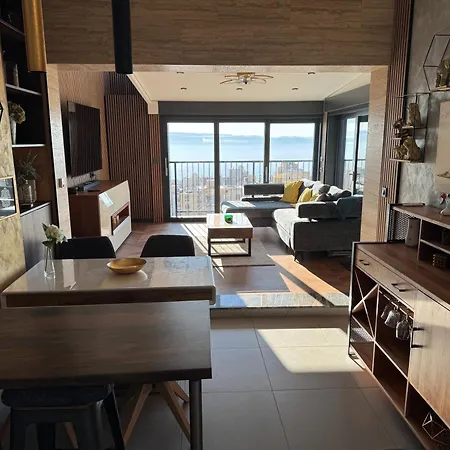 Magic View Luxury Penthouse With Jacuzzi And Sea View 아파트